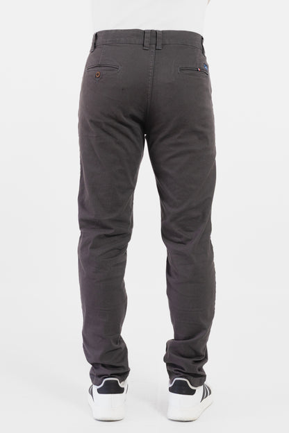 Gris oscuro